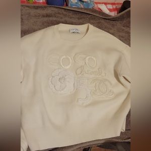 Women’s IT Size 40 Chanel Cashmere sweater.